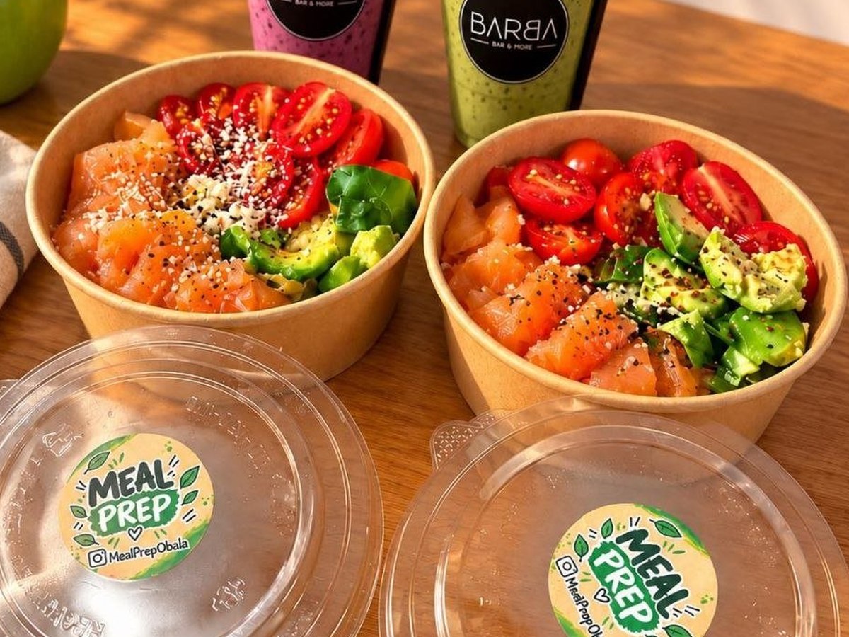 Sveže pripravljene sklede Meal Prep Obala s solato in sadjem